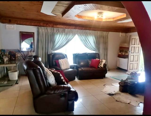 4 BEDROOM HOUSE FOR SALE IN DOON HEIGHTS